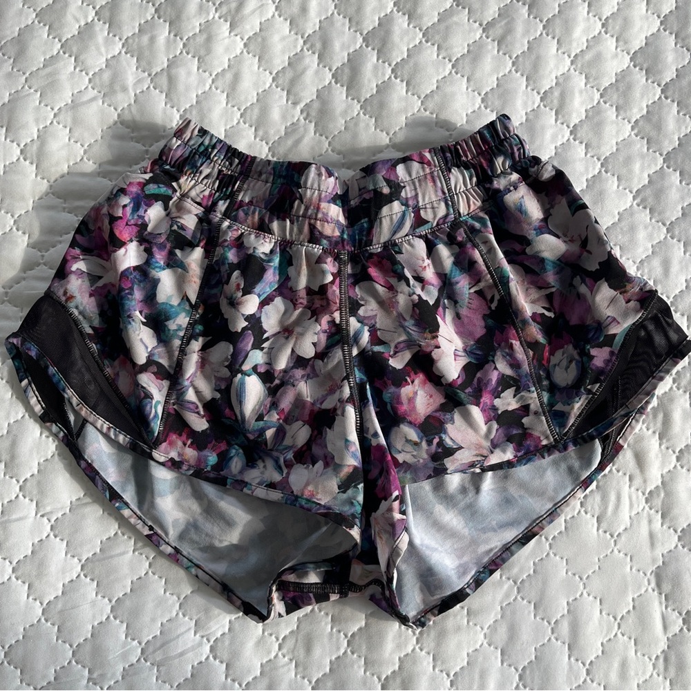lululemon hotty hot shorts 2.5”